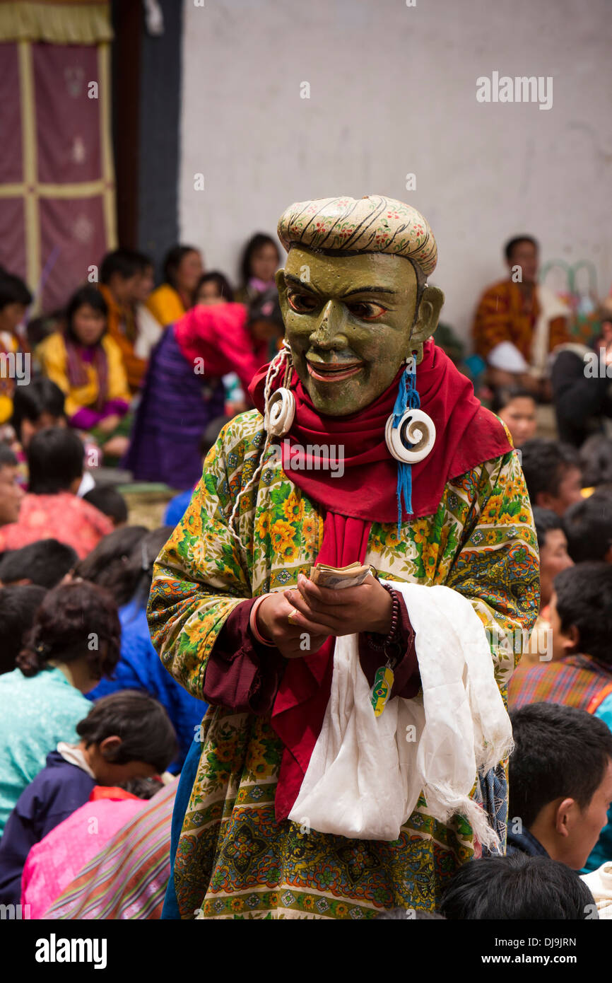 Il Bhutan, Phobjika, Gangte Goemba Tsechu, Atsara clown la raccolta di donazioni in denaro Foto Stock