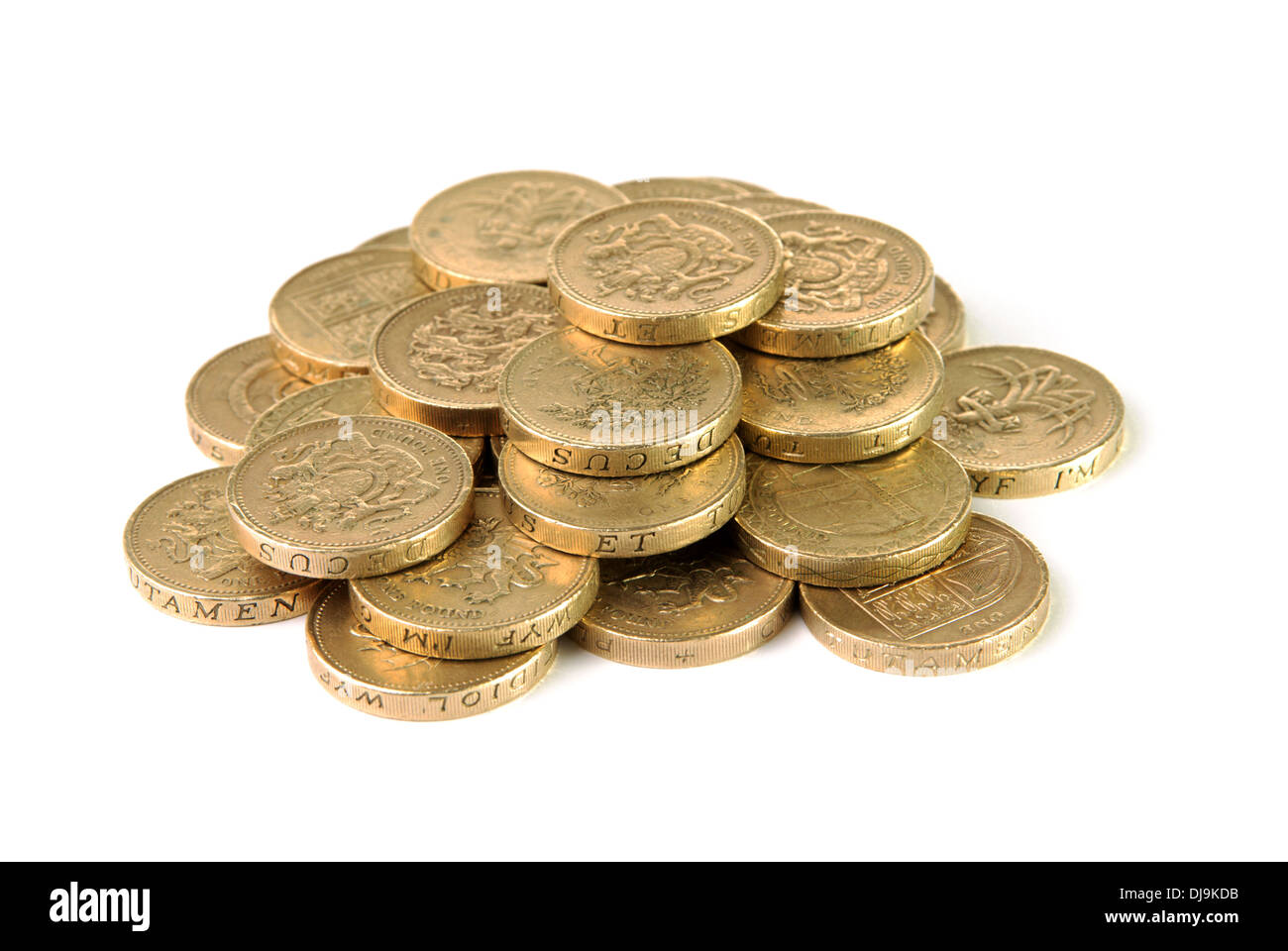 Pila di British pound monete su sfondo bianco Foto Stock