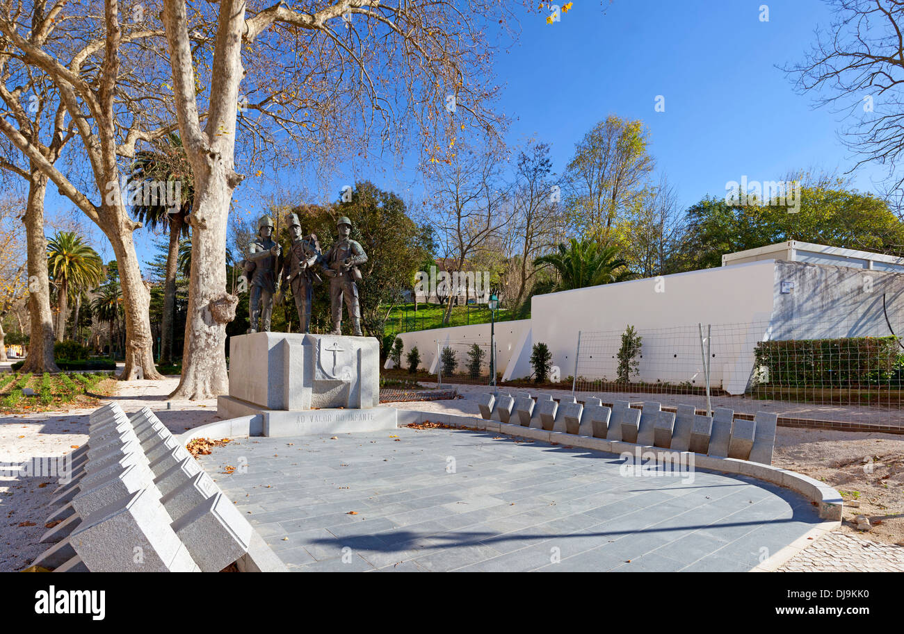 Monumento a la fanteria dell'esercito portoghese a Mafra, Portogallo Foto Stock