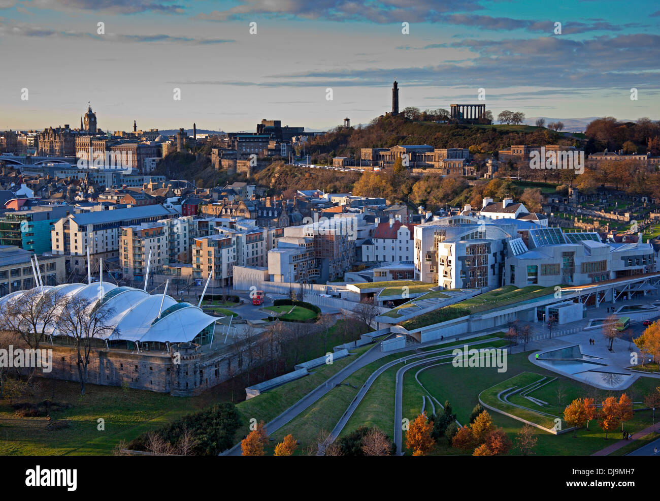 La Dynamic Earth parlamento scozzese e il pomeriggio di Edimburgo skyline della città Scozia UK, Europa Foto Stock