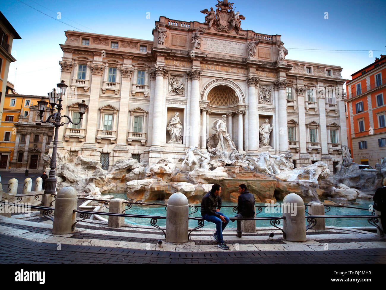 Di prima mattina libera turistico presso la Fontana di Trevi a Roma, Italia. Foto Stock