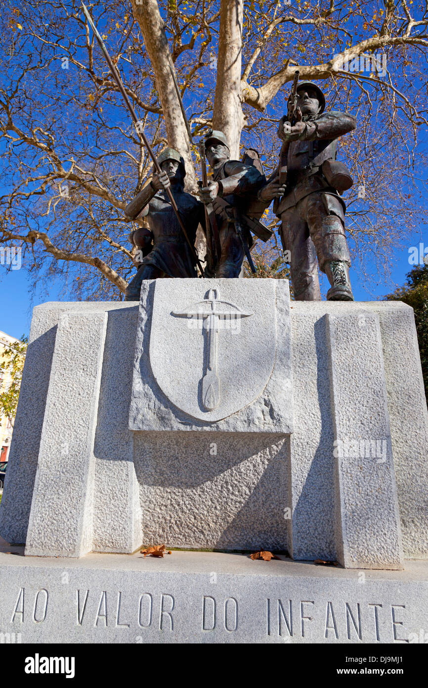 Monumento a la fanteria dell'esercito portoghese a Mafra, Portogallo Foto Stock