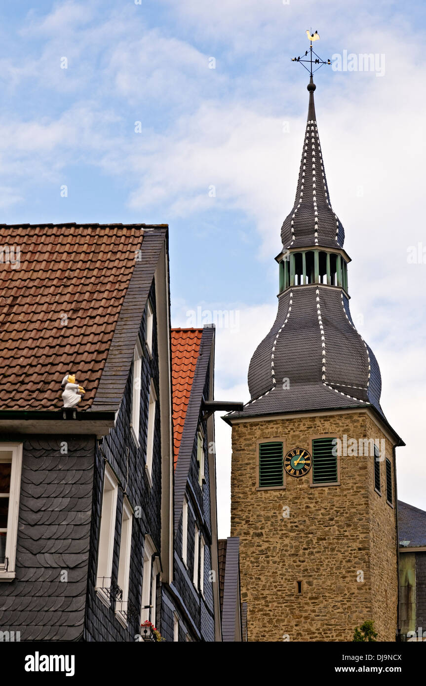 Tradizionali rivestiti in ardesia case e Paulus chiesa nel centro storico di Hueckeswagen, NRW, Germania Foto Stock