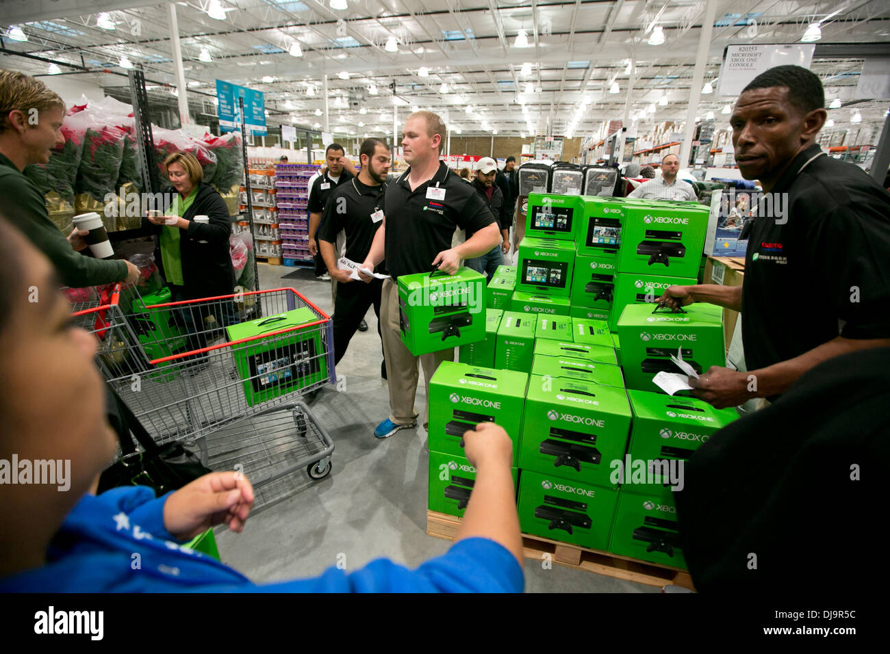 Di fronte alla folla COSTCO nuovo store per usufruire del prezzo ridotto sulla nuova XBox uno Foto Stock