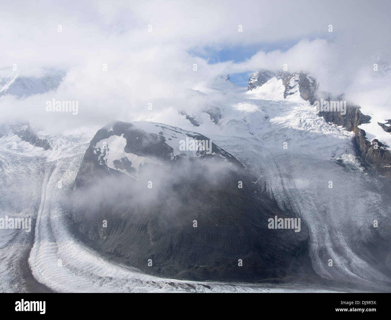 Alpine glaciazioni, Gorner ghiacciaio Gornergletscher, nei pressi di Zermatt in Svizzera, mediale morene sulla superficie ghiacciata Foto Stock