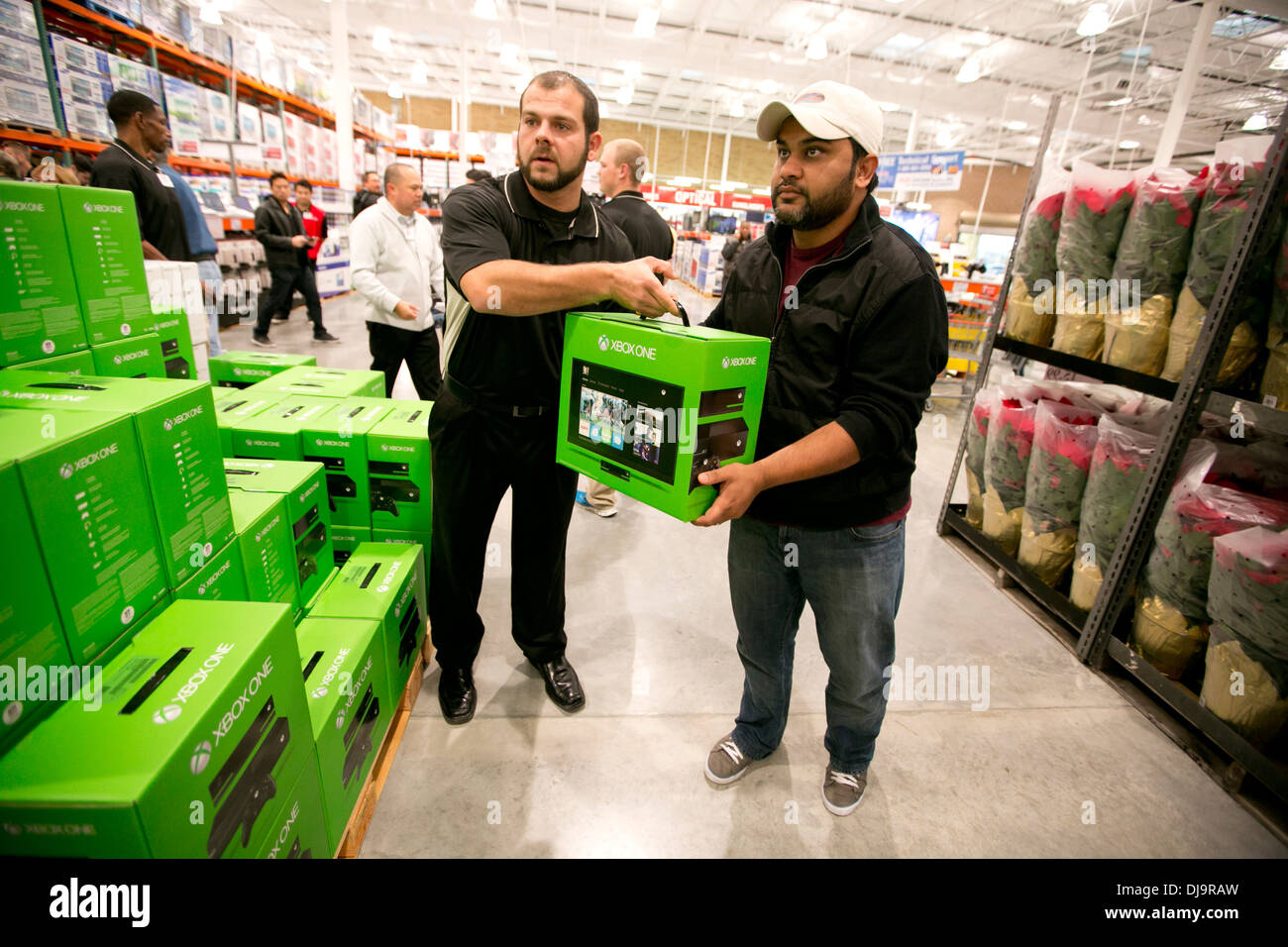 Di fronte alla folla COSTCO nuovo store per usufruire del prezzo ridotto sulla nuova XBox uno Foto Stock