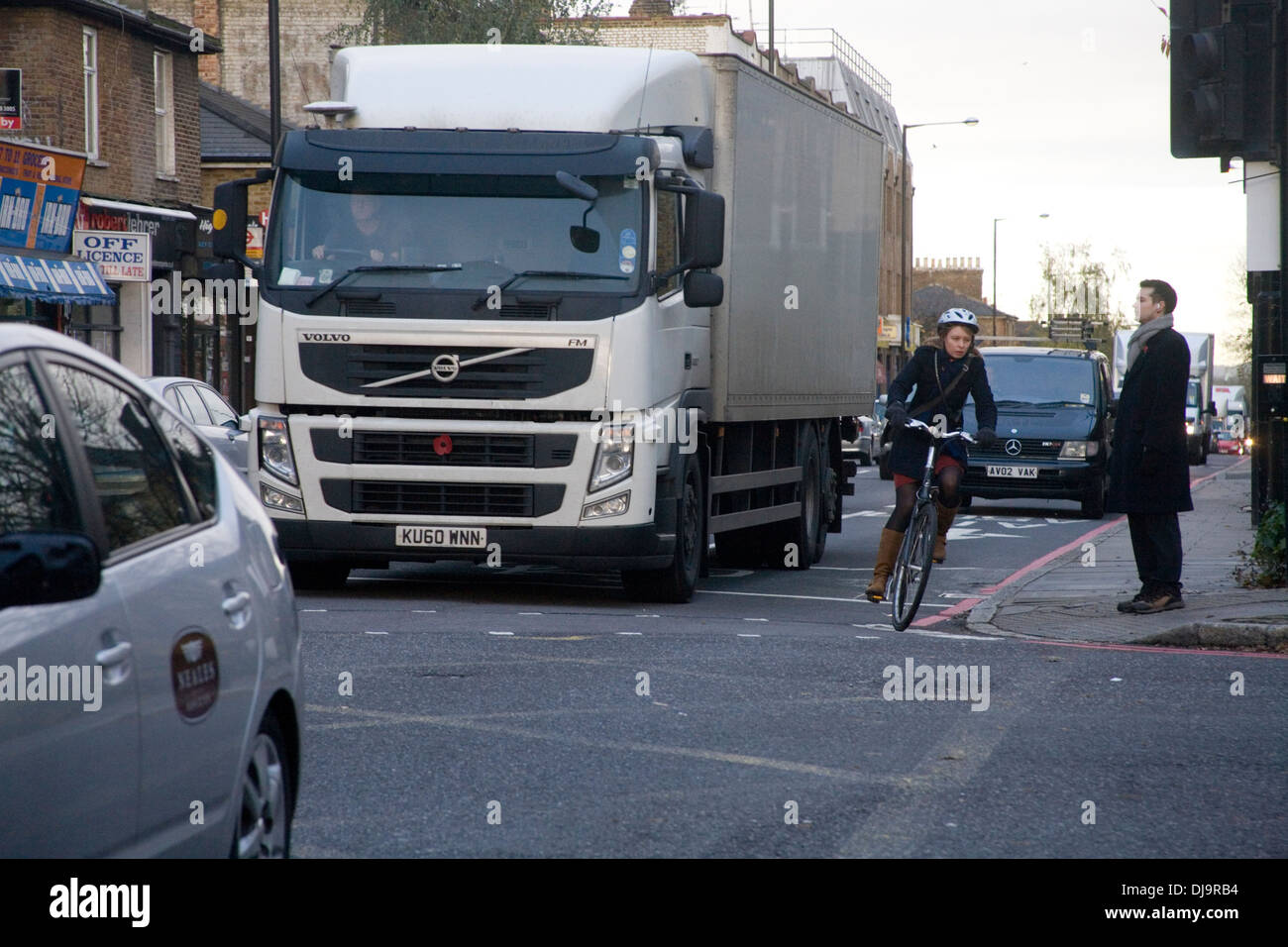 Ciclista in bicicletta nel traffico di Londra Foto Stock