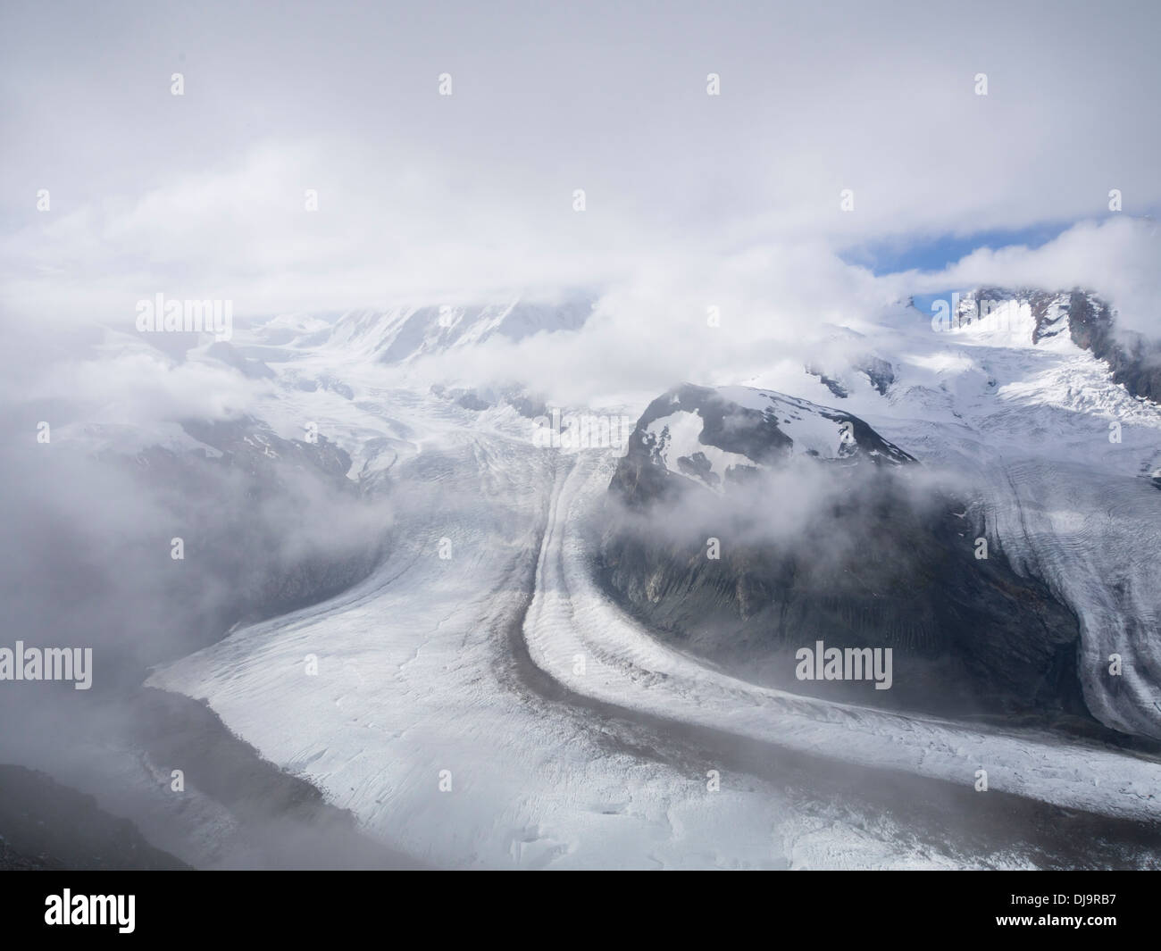 Alpine glaciazioni, Gorner ghiacciaio Gornergletscher, nei pressi di Zermatt in Svizzera, mediale morene sulla superficie ghiacciata Foto Stock