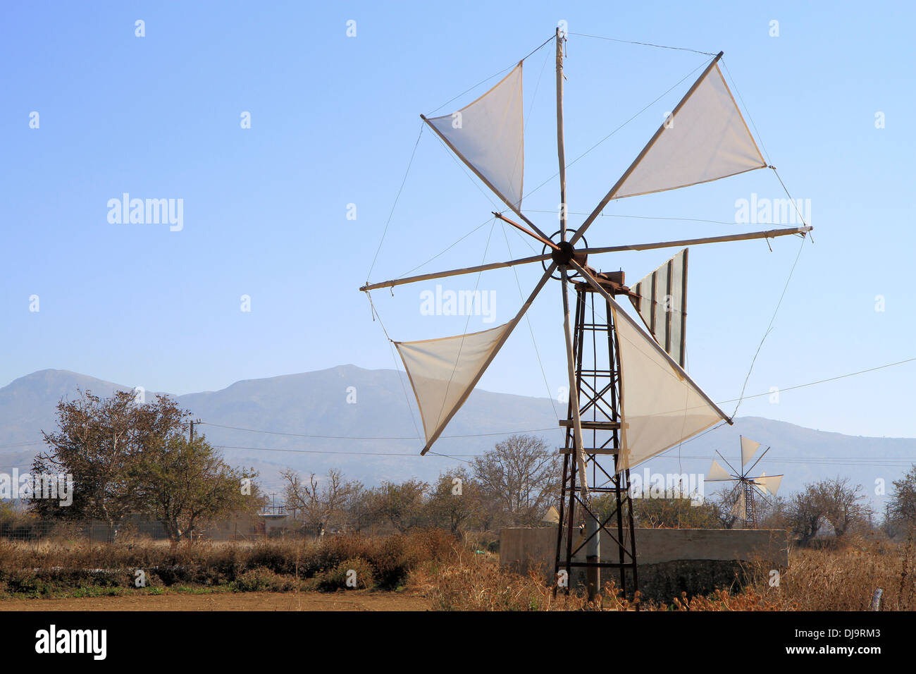Mulini a vento di irrigazione nell'altopiano di Lassithi, Creta, Grecia Foto Stock