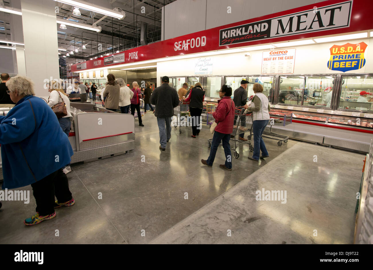 I clienti a fare acquisti in un nuovo magazzino COSTCO store retail in Cedar Park, Texas Foto Stock