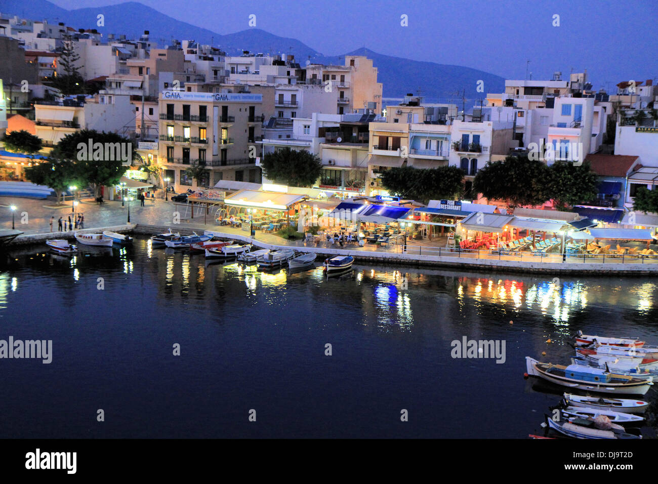 Agios Nikolaos porto di notte, Creta, Grecia Foto Stock
