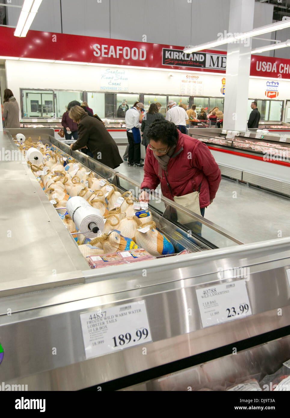 I clienti a fare acquisti in un nuovo magazzino COSTCO store retail in Cedar Park, Texas Foto Stock