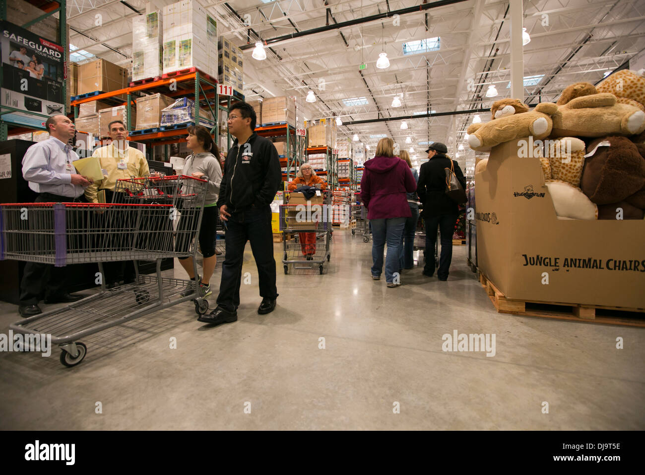 I clienti a fare acquisti in un nuovo magazzino COSTCO store retail in Cedar Park, Texas Foto Stock