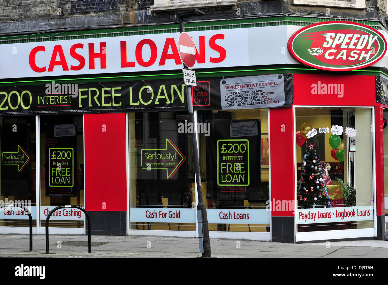 Una vista generale di payday loan shop nel nord di Londra, Regno Unito Foto Stock