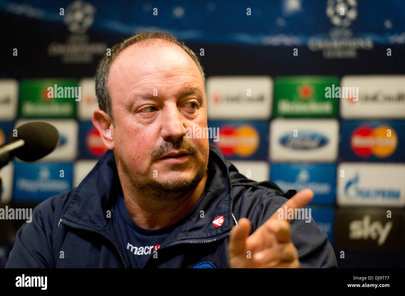 Dortmund, Germania. 25 Nov, 2013. Napoli il capo allenatore Rafael Benitez tiene una conferenza stampa a Dortmund, Germania, 25 novembre 2013. Il Borussia Dortmund dovrà affrontare la SSc Napoli in Champions League del 26 novembre 2013. Foto: BERND THISSEN/dpa/Alamy Live News Foto Stock