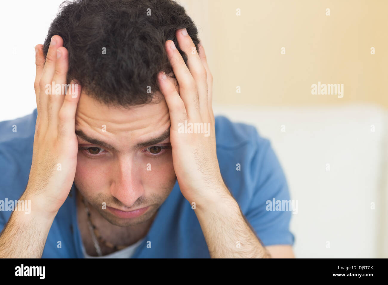 Travagliato Casual Uomo seduto sul lettino Foto Stock