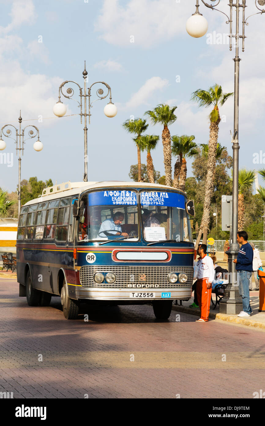 Vecchio Bedford bus locale di raccolta dei lavoratori, Larnaca, Cipro. Foto Stock