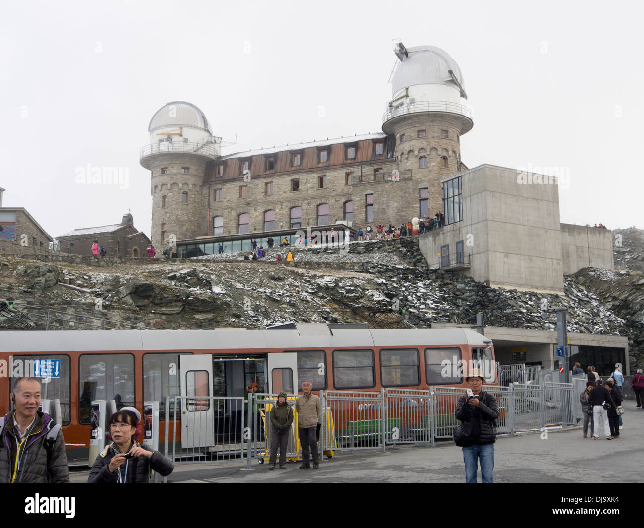 La stazione ferroviaria di Gornergrat nelle alpi svizzere a 2089 metri con l'hotel e ristorante, una popolare destinazione turistica Foto Stock