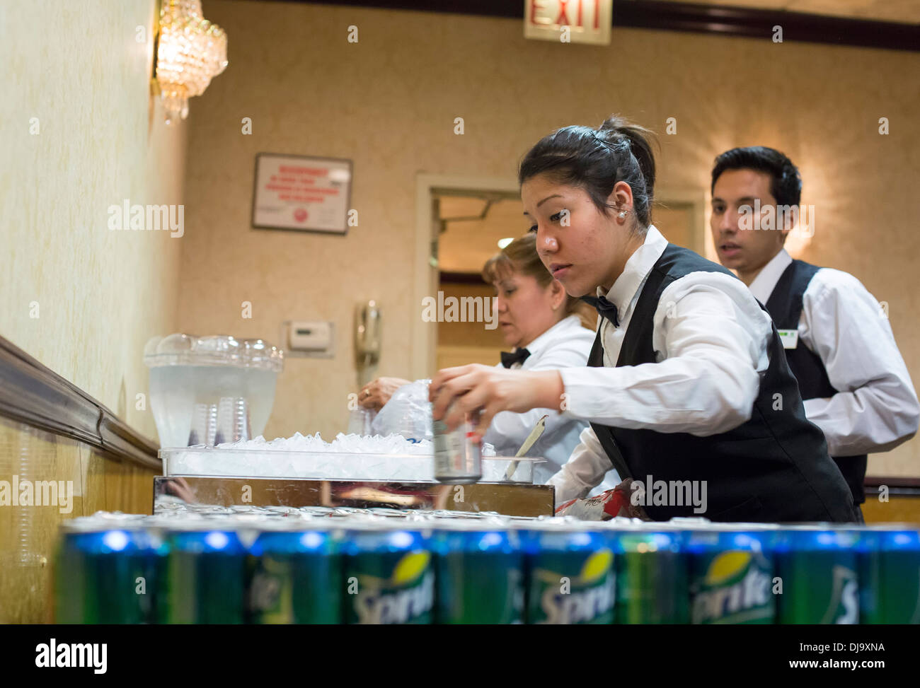 Chicago, Illinois - Hotel lavoratori preparare bevande per un banchetto presso l'Holiday Inn O'Hare. Foto Stock