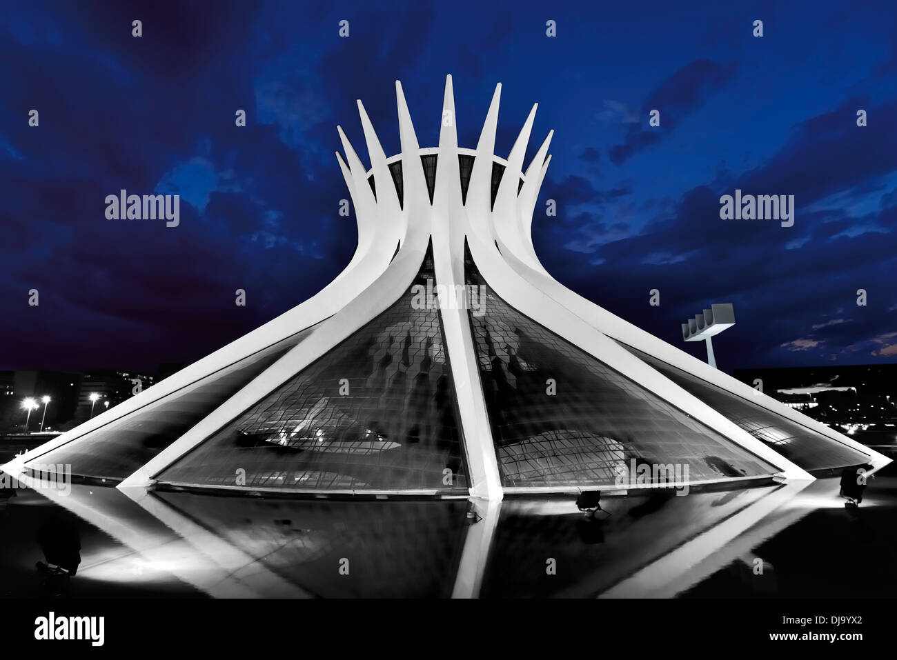 Il Brasile, Brasilia: vista notturna della Cattedrale Metropolitana di Nossa Senhora Aparecida da Oscar Niemeyer Foto Stock