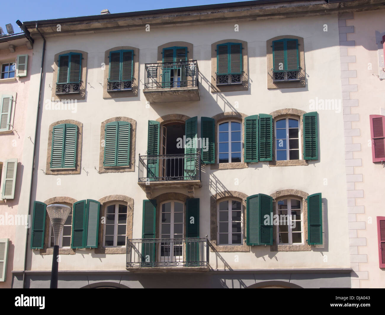 La facciata della casa con persiane verdi e balconi nella città svizzera di Sion Foto Stock
