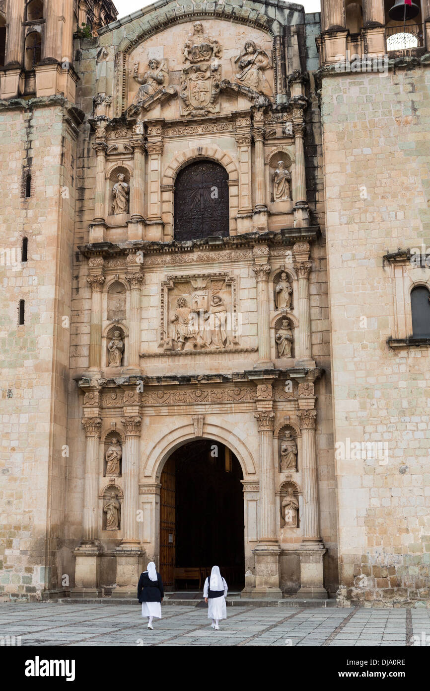 Le monache a piedi nella chiesa di Santo Domingo de Guzman Ottobre 31, 2013 a Oaxaca, Messico. Foto Stock