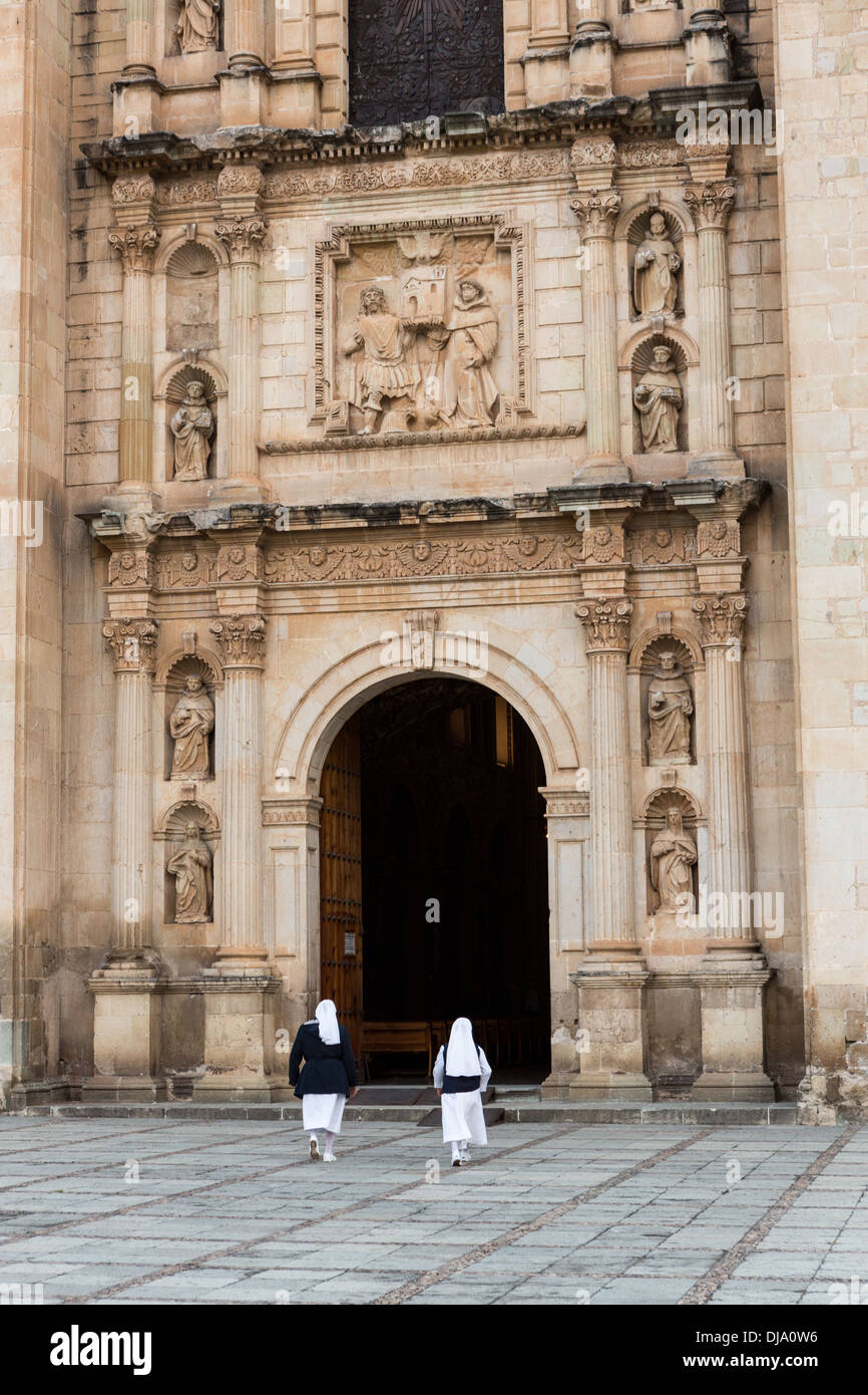 Le monache a piedi nella chiesa di Santo Domingo de Guzman Ottobre 31, 2013 a Oaxaca, Messico. Foto Stock