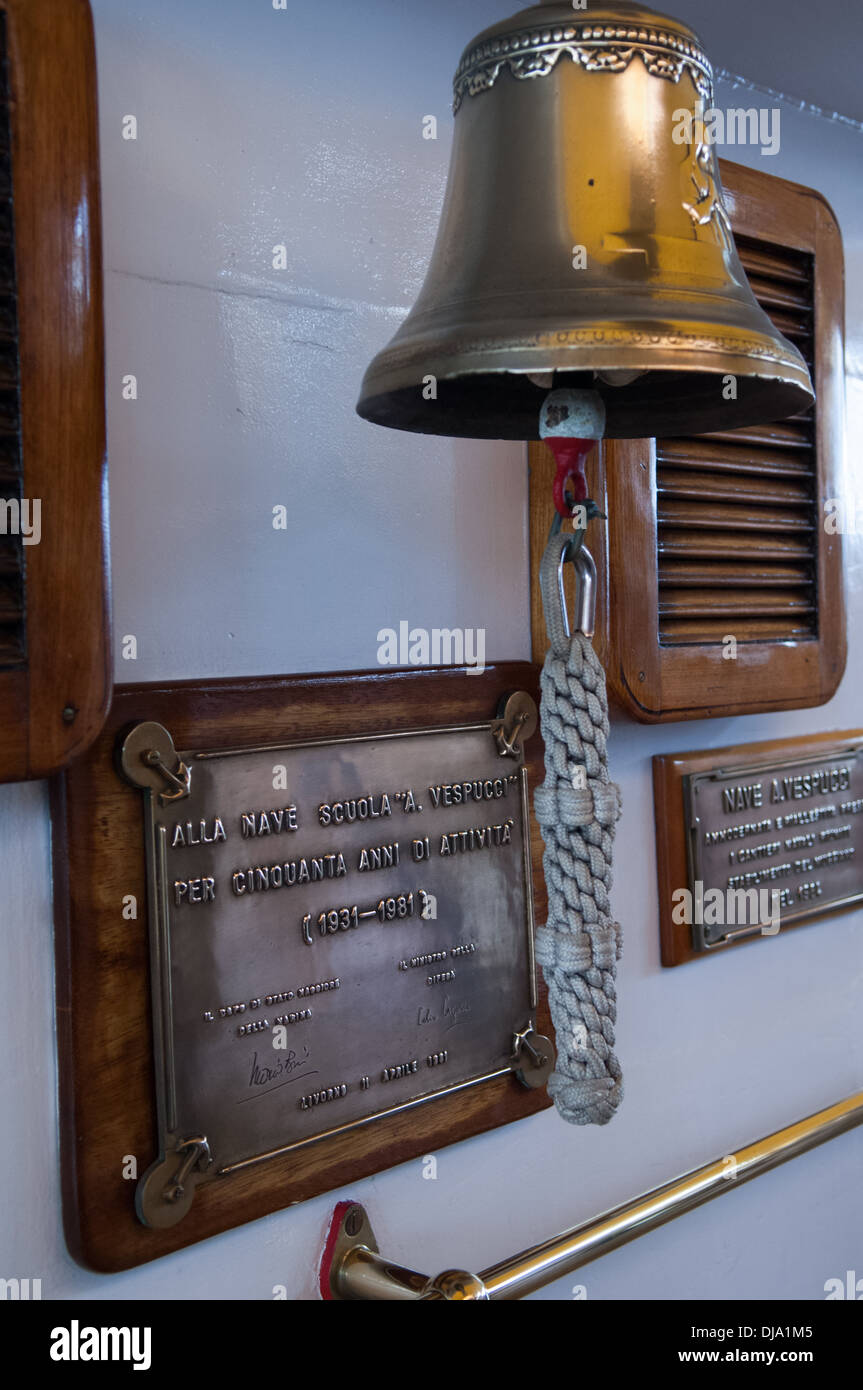 L'Europa, Italia, Liguria, La Spezia, nave, Amerigo Vespucci, la nave di formazione, targhe commemorative, bell Foto Stock