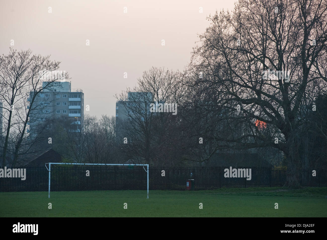 Un obiettivo di post di fronte a qualche consiglio blocchi tenant in Londra con regolazione del sole Foto Stock