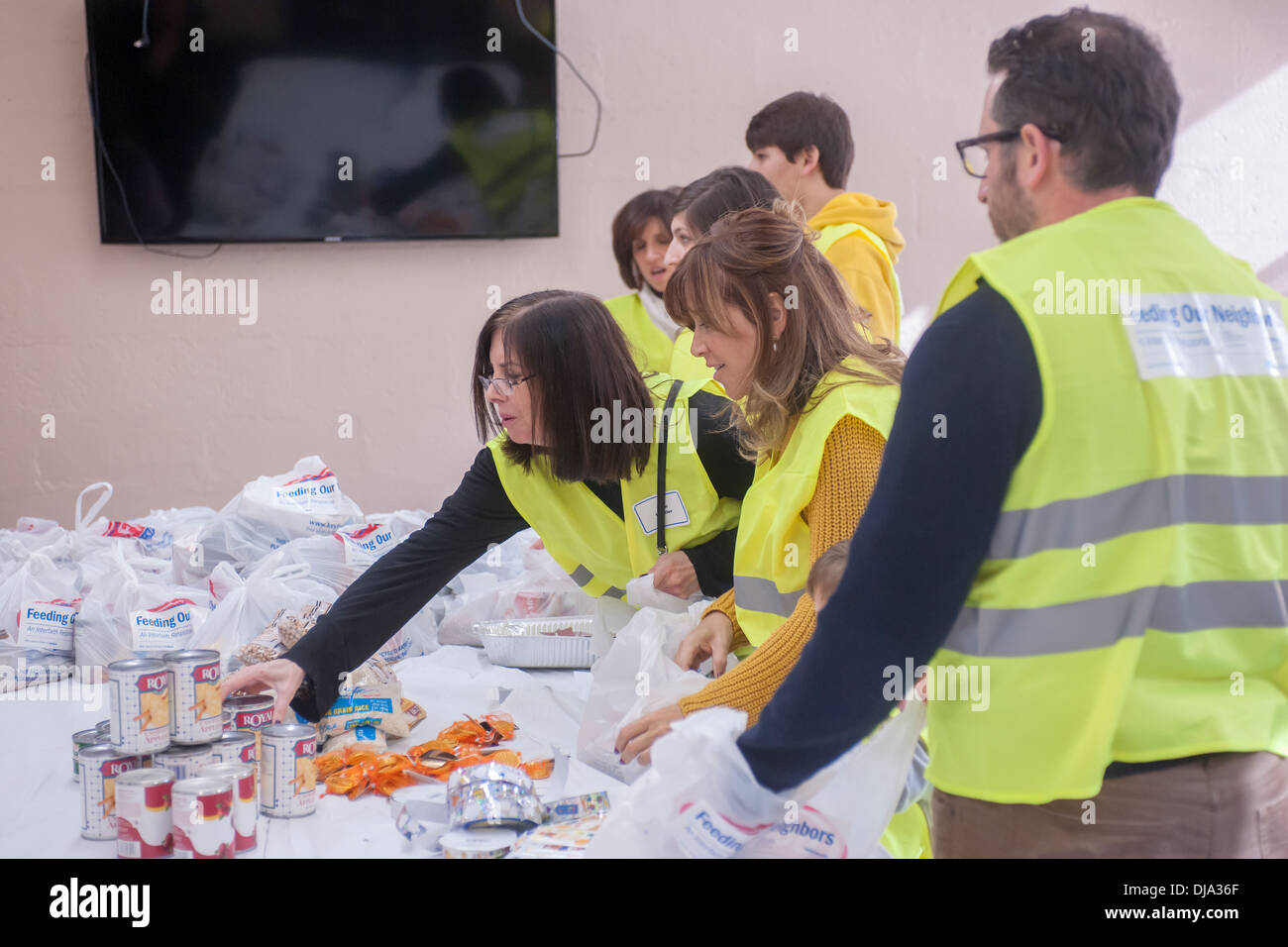 Volontari costruire kosher e ringraziamento Hanukkah themed le confezioni per alimenti Foto Stock