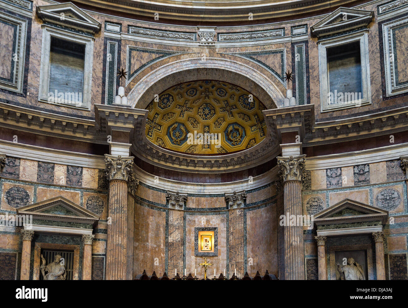 Modificare e arrotondata facciata di santa maria rotonda chiesa, formalmente il pantheon tempio dell antica Roma, Italia Foto Stock