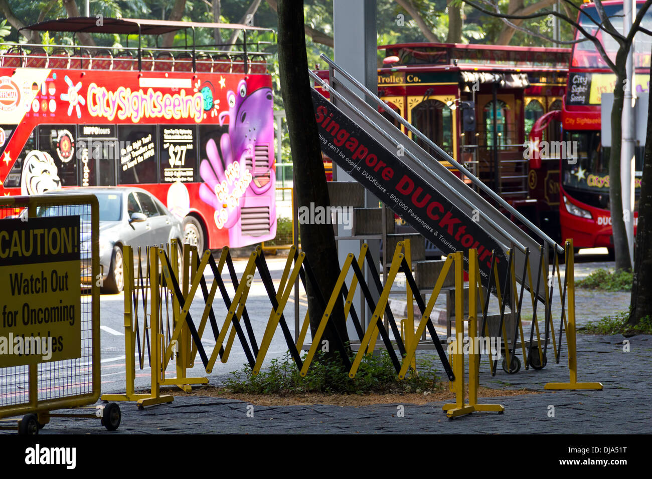 Barriere metalliche, scale portatili, e escursioni turistiche in autobus per diverse gite in Singapore, a partire da Suntec City Foto Stock