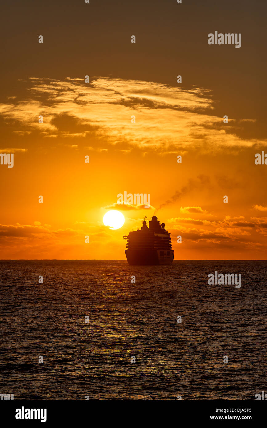 Brocca nave verso il tramonto. Foto Stock