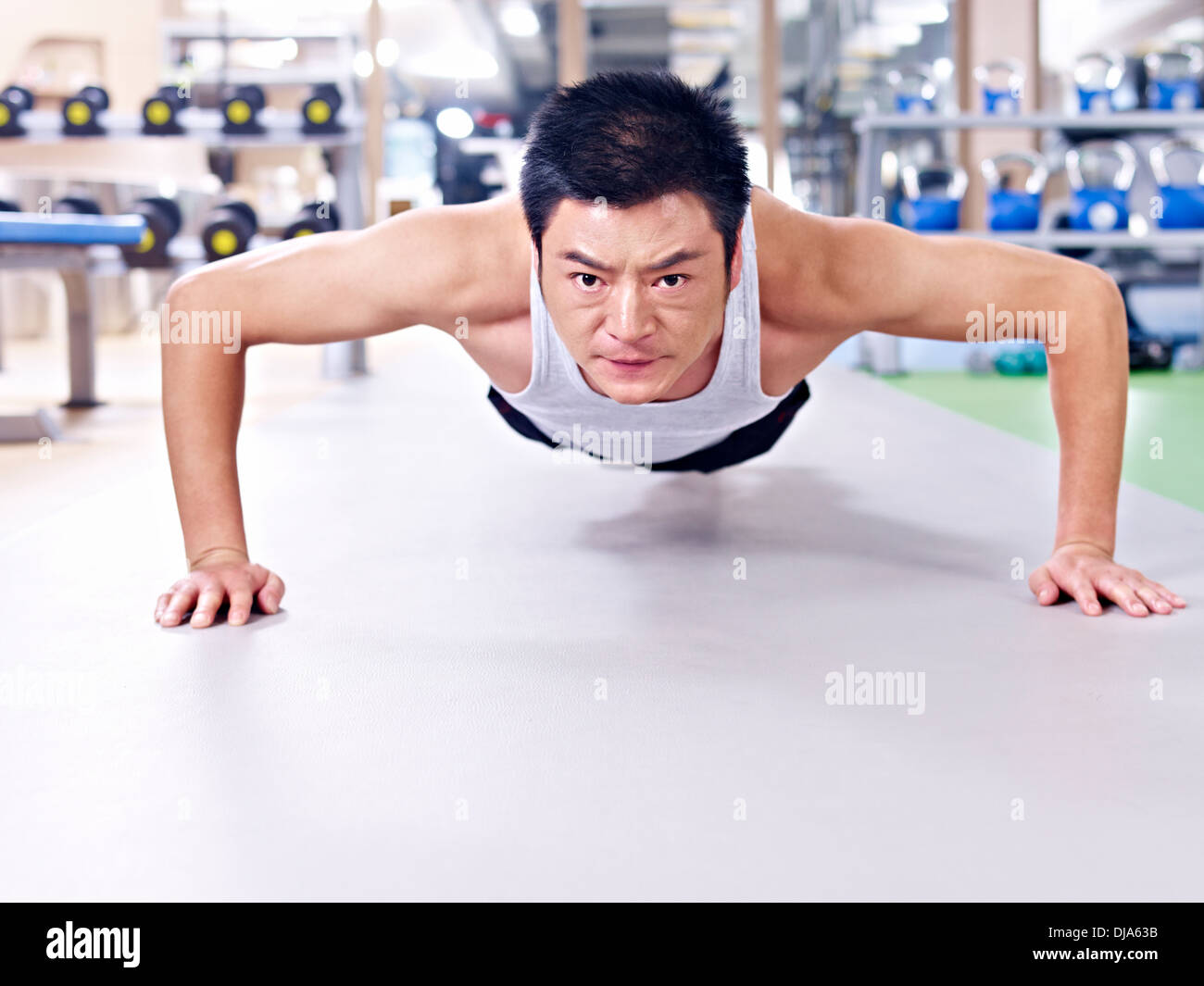 Uomo asiatico esercizio in palestra Foto Stock