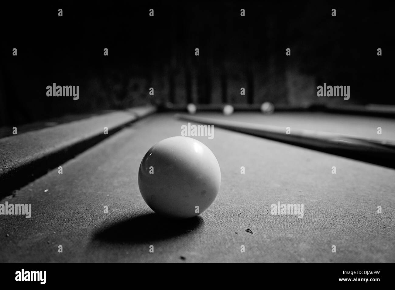 Cue ball su un tavolo da biliardo! Shoot 'em! Foto Stock