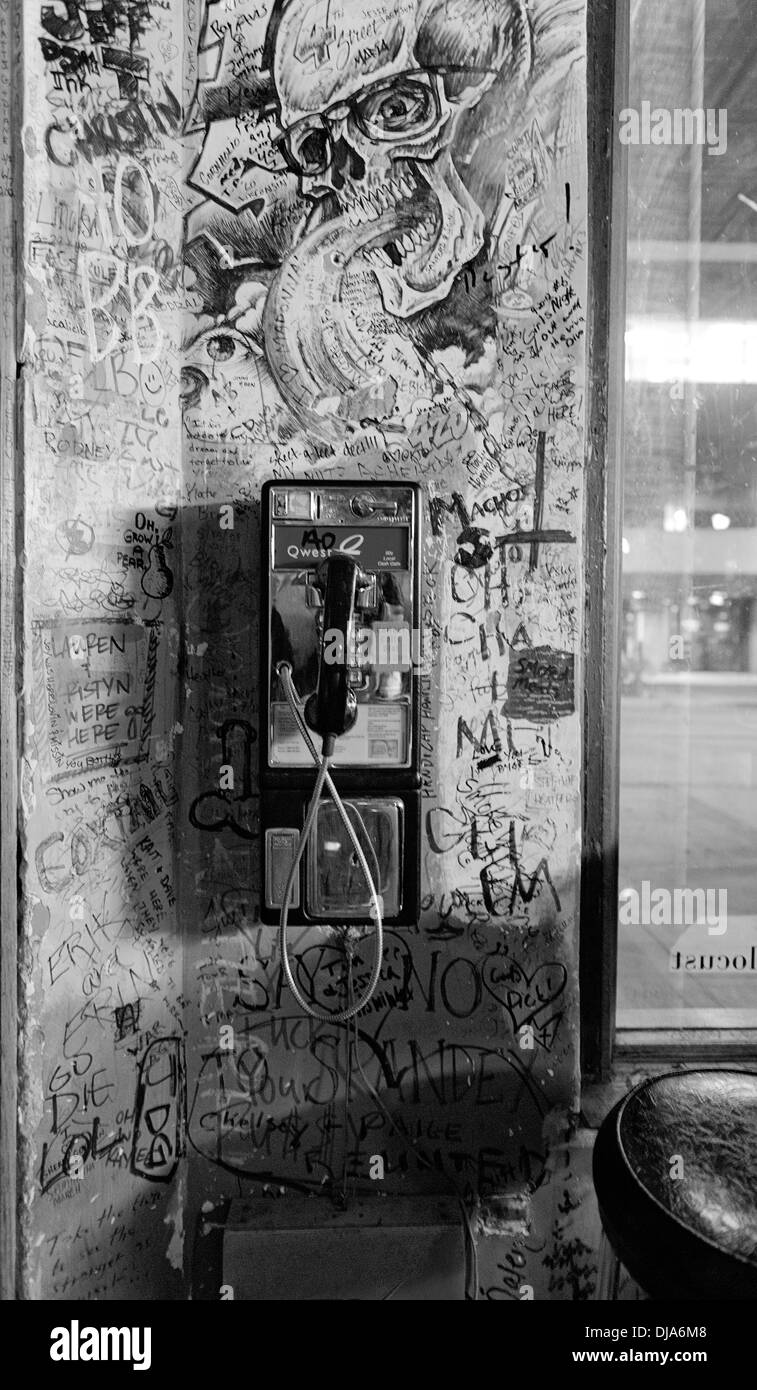 Telefono a pagamento in bianco e nero Foto Stock