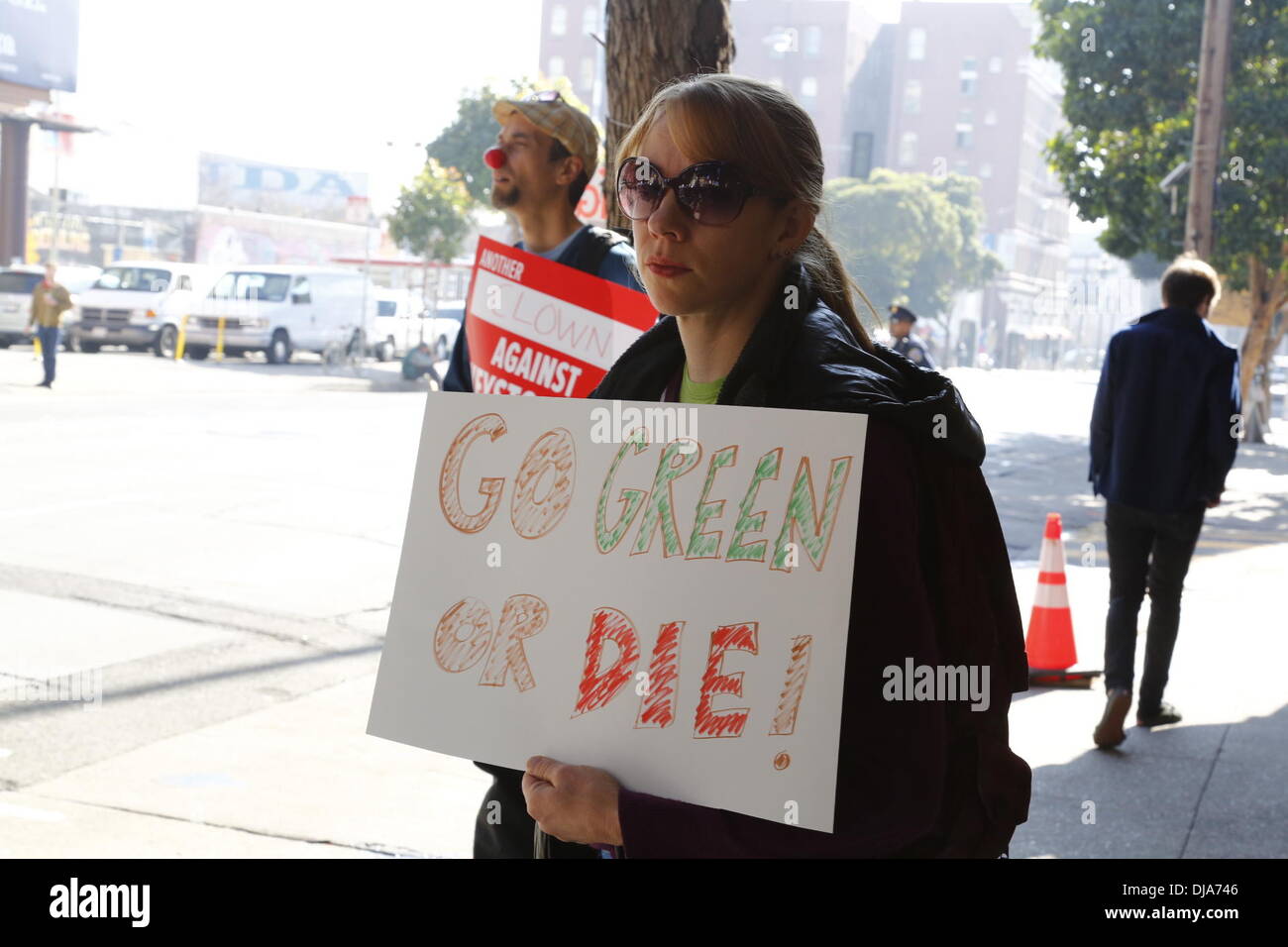 San Francisco, California, Stati Uniti d'America. 25 Nov, 2013. Natascia KALUZA, 37, contiene un segno di protesta durante la visita del Presidente al San Francisco Jazz Center. I manifestanti hanno marciato contro l'uso di fuchi, guerre in corso, il keystone pipeline e NSA spionaggio. Credito: Pietro Thoshinsky/ZUMA filo/ZUMAPRESS.com/Alamy Live News Foto Stock