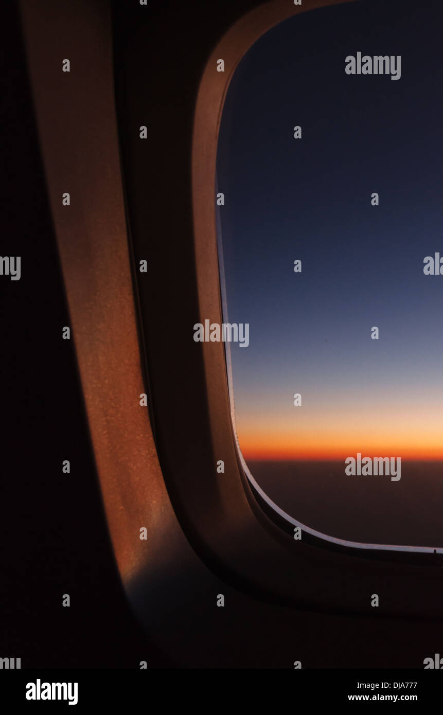 Vista tramonto dalla finestra di un aeroplano che vola al di sopra del Medio Oriente. Foto Stock