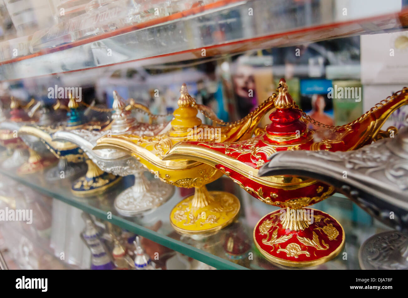 Colorato Aladdin lampade e in vendita presso il negozio di souvenir in  Deira. Dubai, Emirati Arabi Uniti Foto stock - Alamy