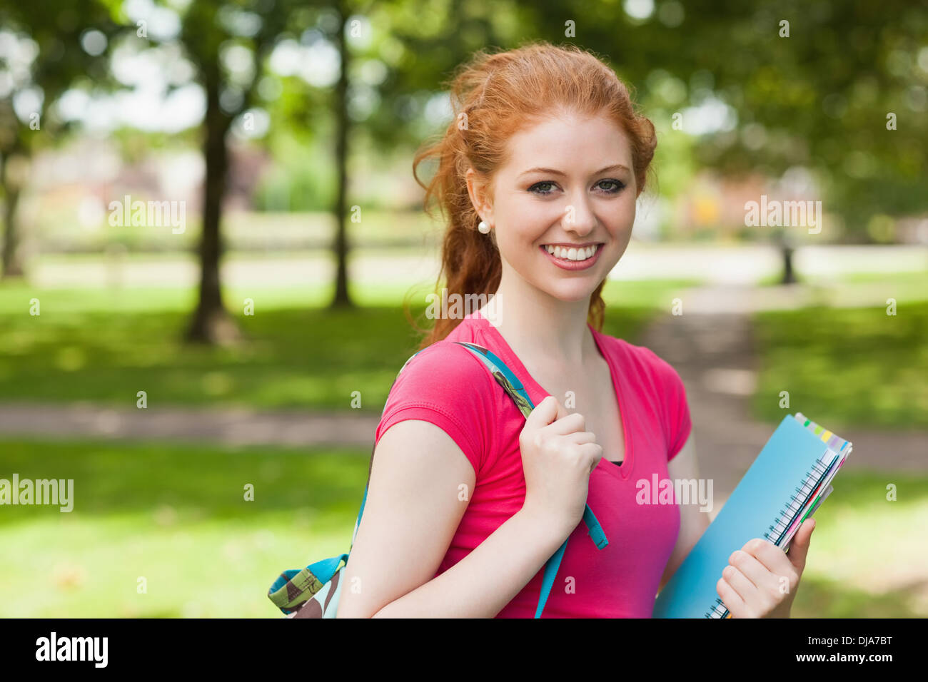 Splendida sorridente studente azienda notebook guardando la fotocamera Foto Stock