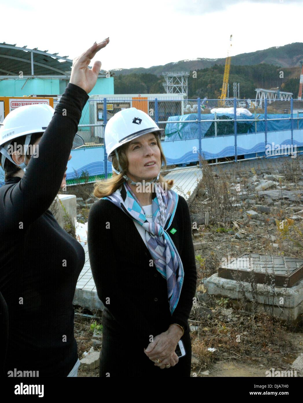 Rikuzentakata, Giappone. 26 Nov, 2013. Indossare un elmetto, U.S. Ambasciatore in Giappone Caroline Kennedy ottiene informazioni sulla sua visita a un edificio eviscerati ancora in piedi dopo il marzo 2011 disaster durante la sua visita a Rikuzentakata, nella prefettura di Iwate, nel nordest del Giappone, Martedì, Novembre 26. Kennedy, figlia dell'ex Presidente John F. Kennedy che ha assunto il suo post come la prima donna inviato negli Stati Uniti per il Giappone, avvolse il suo tour di due giorni per la zona colpita duramente dal marzo 11, 2011, il terremoto e lo tsunami. Credito: Natsuki Sakai/AFLO/Alamy Live News Foto Stock