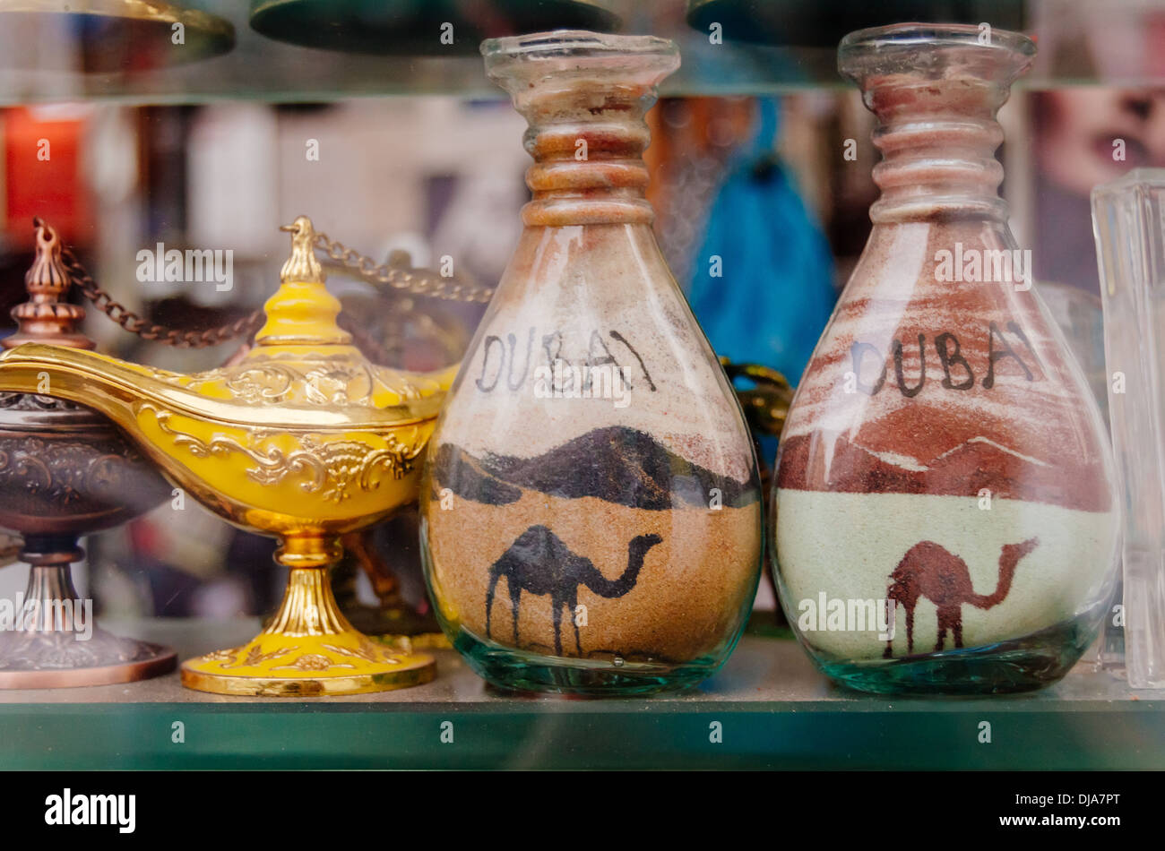 Colorato Aladdin lampade e sabbia in bottiglia in vendita presso il negozio di souvenir in Deira. Dubai, Emirati Arabi Uniti. Foto Stock