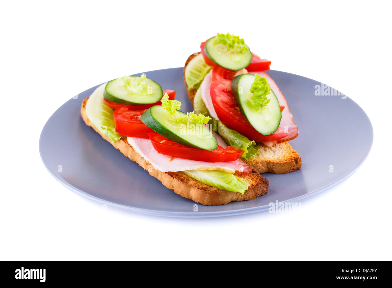 Fette biscottate panini con lattuga, pomodoro, cetriolo e lombo di maiale sulla piastra isolata su sfondo bianco. Foto Stock