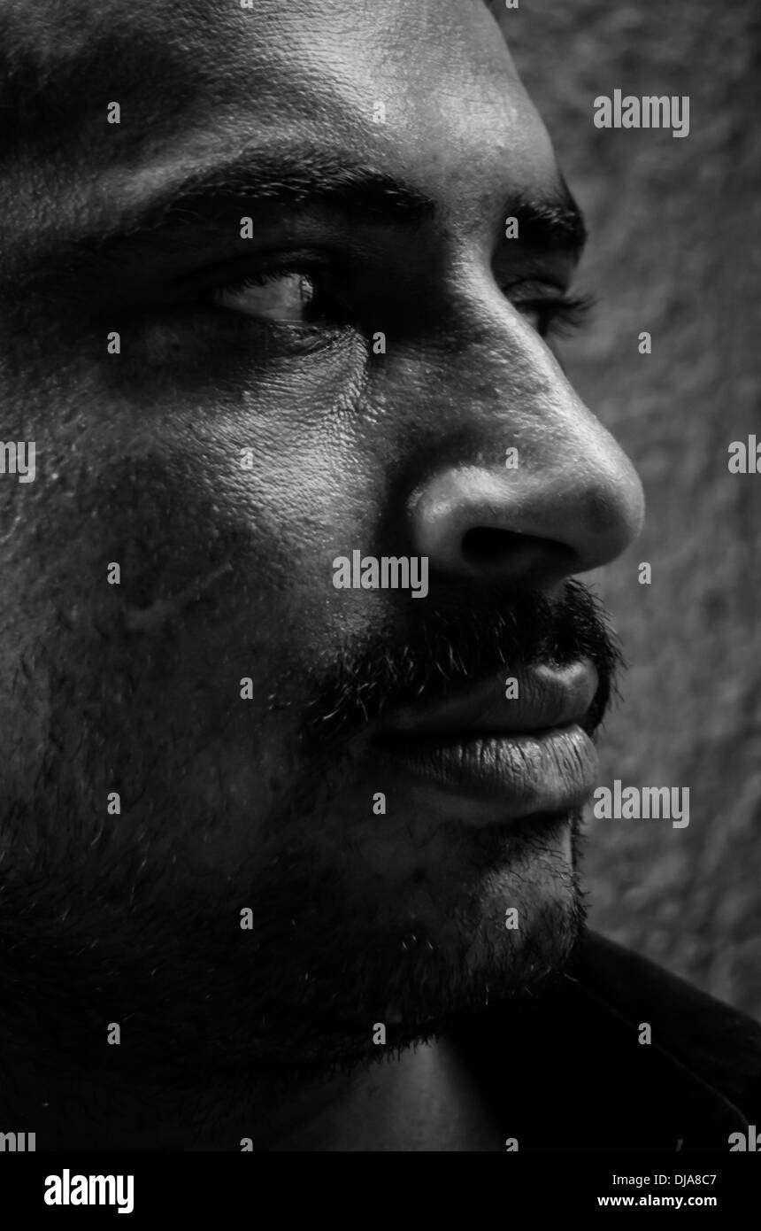 Bianco e nero ritratto dell'uomo nelle strade di Deira. Dubai, Emirati Arabi Uniti. Foto Stock