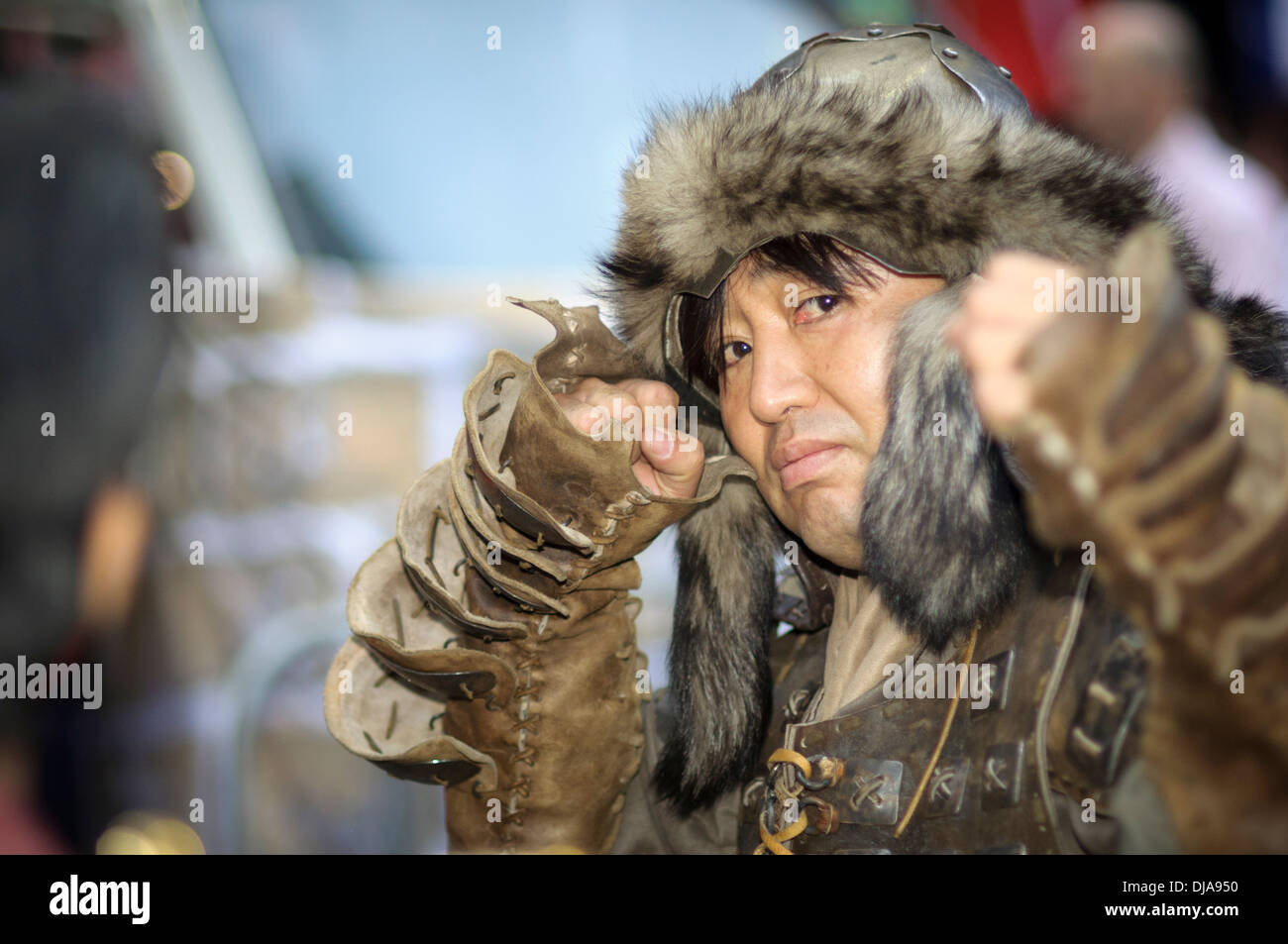 Corea del Sud uomo colpisce un combattimento mentre posa indossando il tradizionale armatura di cuoio (Armor), compreso il cappello di pelliccia, per climi freddi Foto Stock