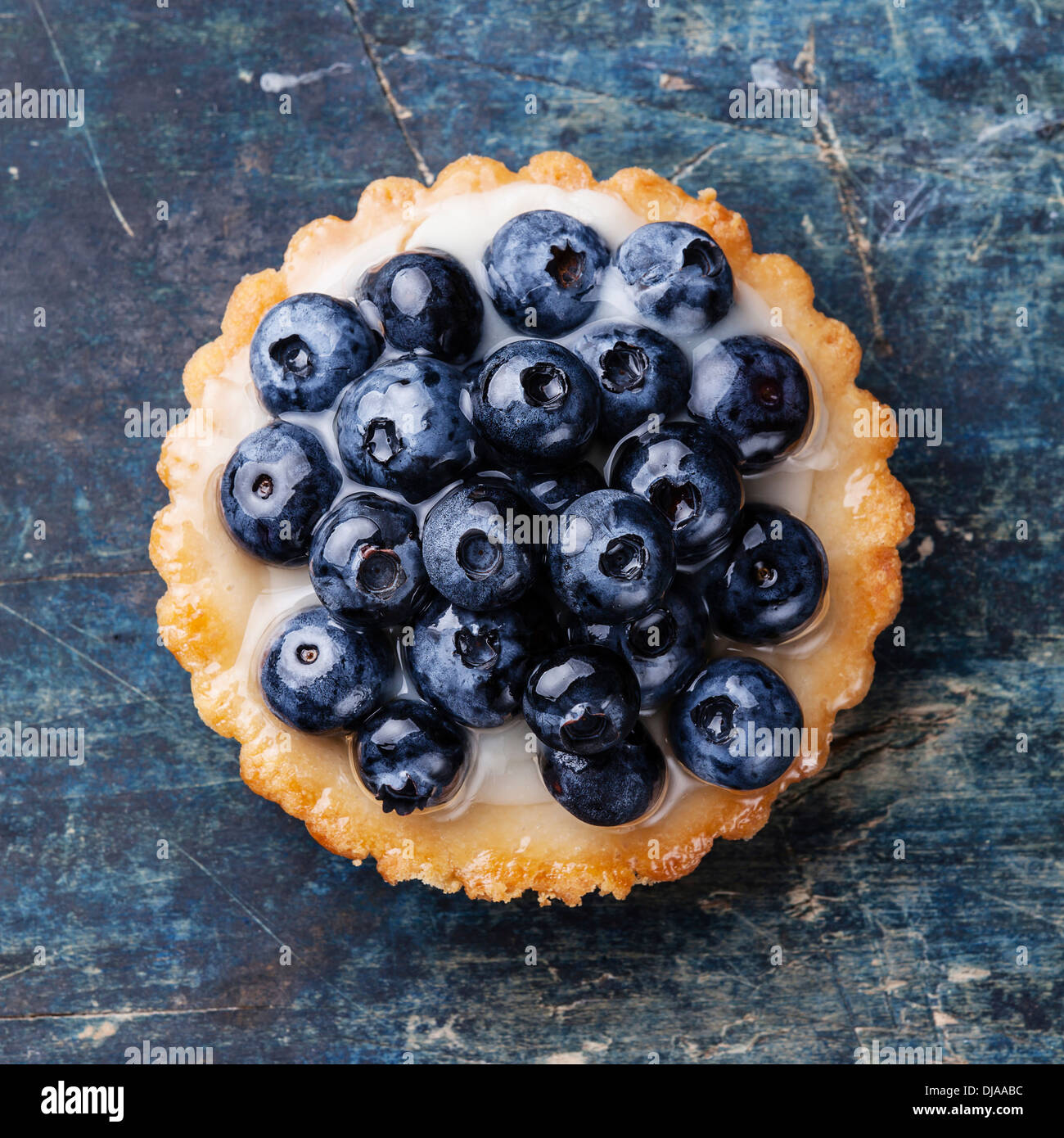 Crostata di mirtilli blu su sfondo di legno Foto Stock