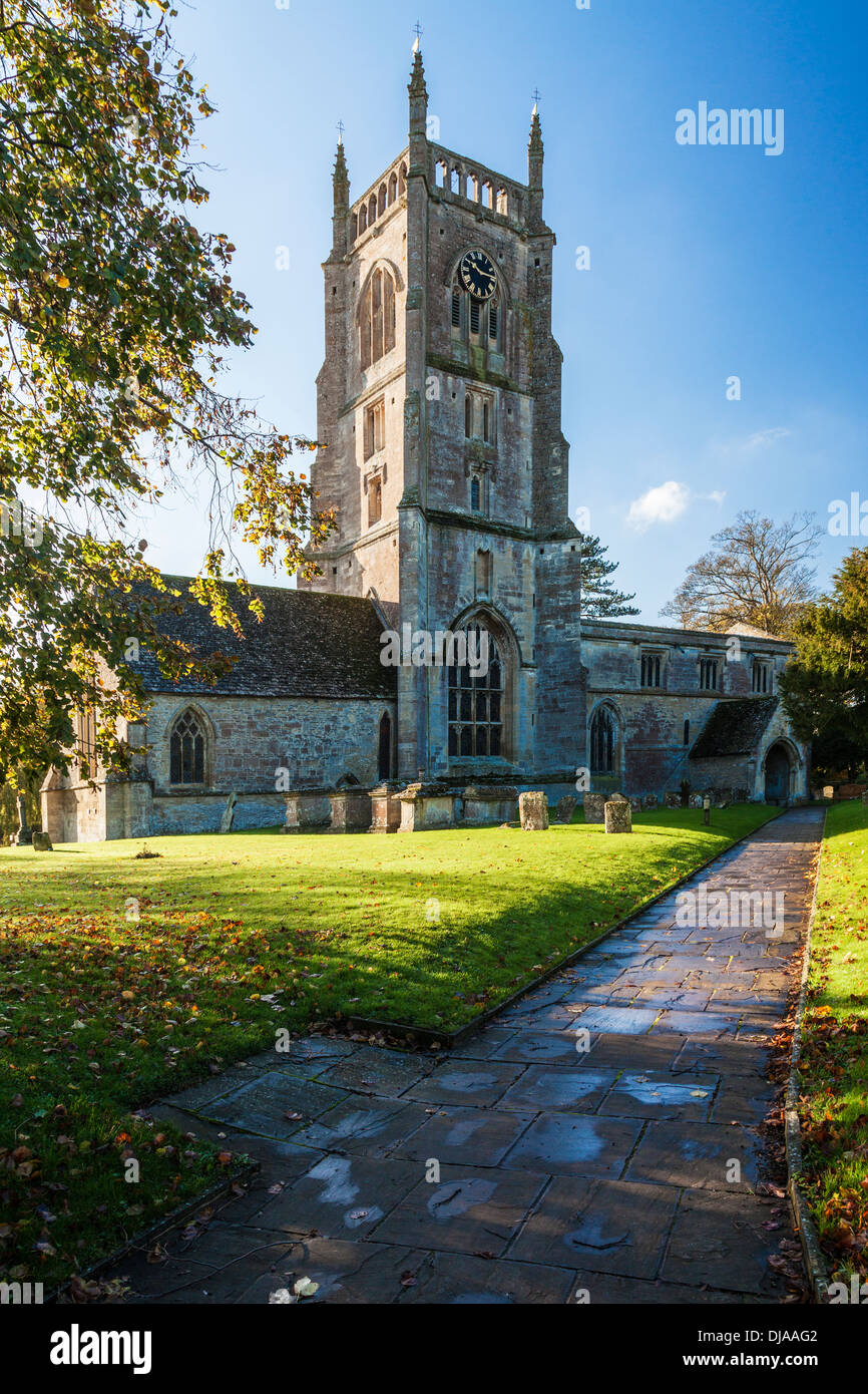 Il XII secolo la chiesa di Santa Maria con la sua John O'Gaunt torre nel Gloucestershire villaggio di Kempsford. Foto Stock