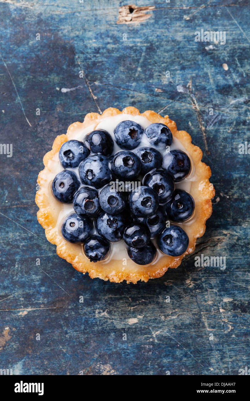 Crostata di mirtilli blu su sfondo di legno Foto Stock