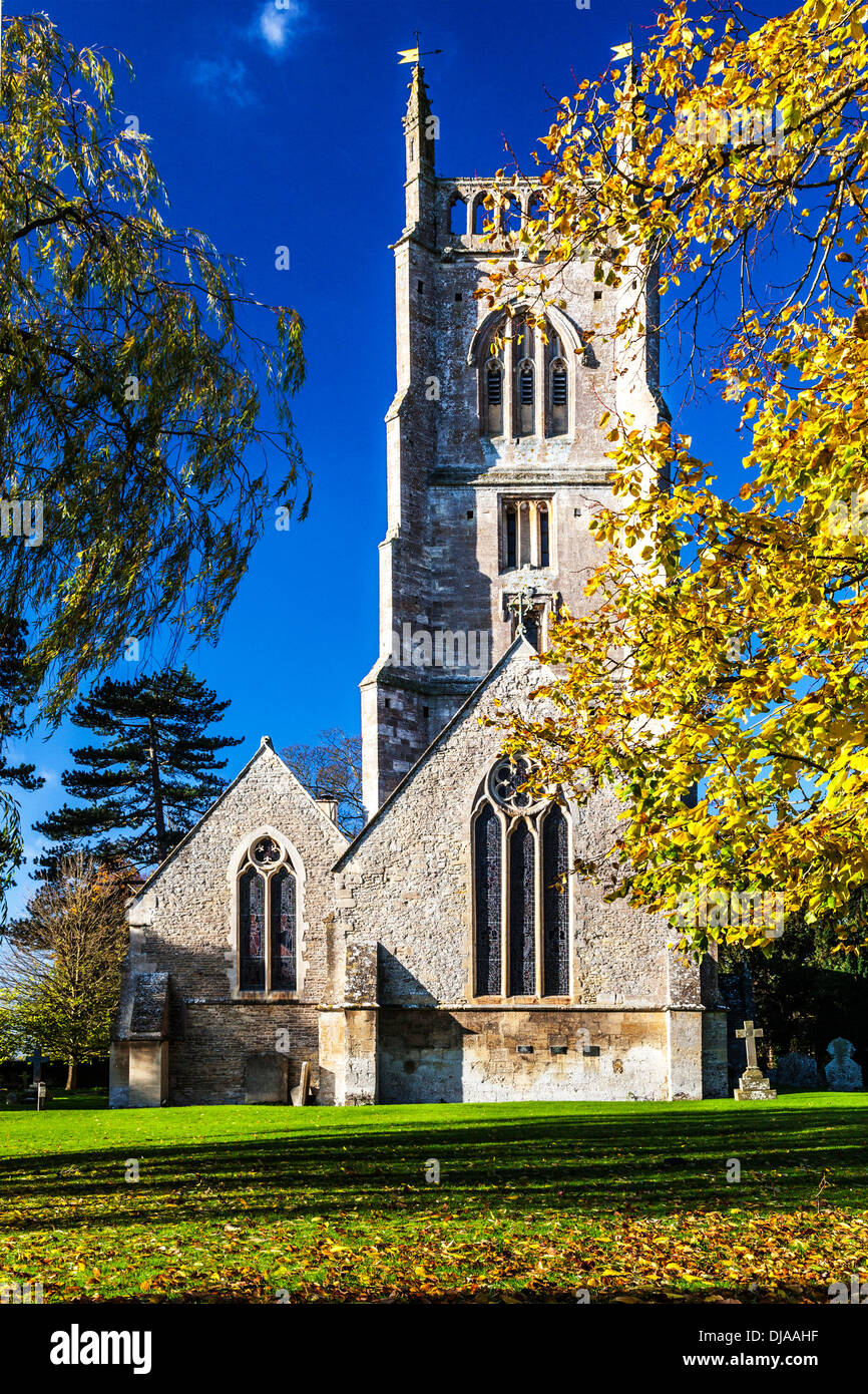 Il XII secolo la chiesa di Santa Maria con la sua John O'Gaunt torre nel Gloucestershire villaggio di Kempsford. Foto Stock