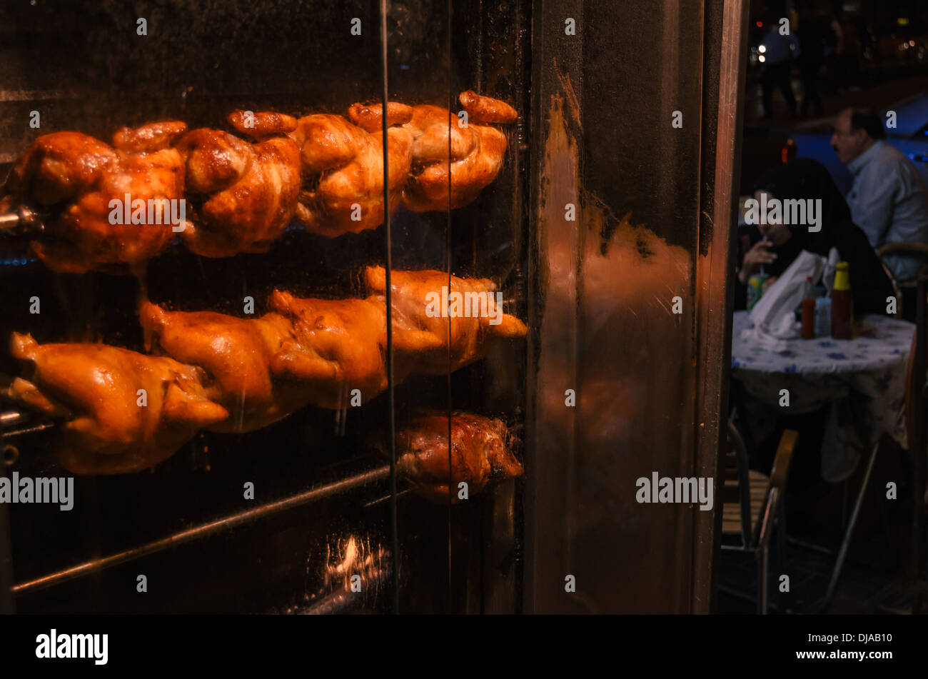 Ristorante la vendita di sputare pollo arrosto nelle strade di Deira. Dubai, Emirati Arabi Uniti. Foto Stock